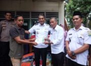 Wabup Muaro Jambi Serahkan Bantuan untuk Warga Korban Pohon Tumbang di Talang Datar