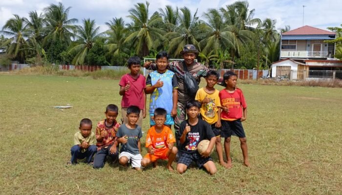 Satgas TMMD Mempawah Abadikan Kebersamaan Bersama Anak-Anak Sebelum Berpamitan