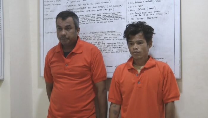 ‘Pak Ogah’ Manfaatkan Motor Tertinggal Saat Tawuran