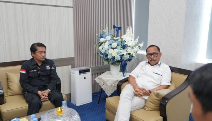 Hari Libur Tak Jadi Halangan! Gubernur Sulbar Tuntaskan Sederet Pekerjaan Strategis di Kantornya