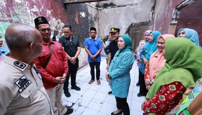 Dewi Sastrani Ratu Dewa Tinjau Korban Kebakaran dan Beri Bantuan