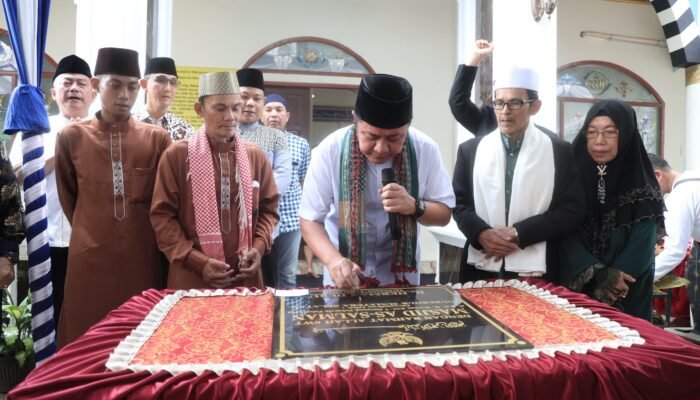 Gubernur Herman Deru Tandatangani Prasasti Peresmian Masjid As-Salman Kelurahan Sukarami Palembang