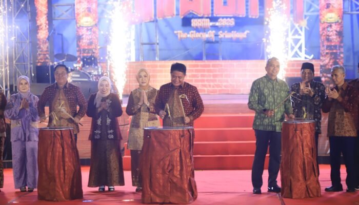 Festival Sriwijaya ke-33 Resmi Dibuka, Gubernur Sumsel Herman Deru Terima Penghargaan KEN 2024 dari Kemenparekraf RI