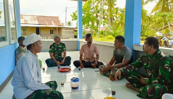 Anggota Satgas Sosialisasikan Pelayanan Kesehatan Gratis Penutupan TMMD Ke-124 Mempawah