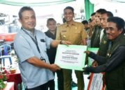 Bupati Batang Hari Serahkan 14 Unit Alsintan Crawler kepada Kelompok Tani dalam Temu Teknis Petani 2025