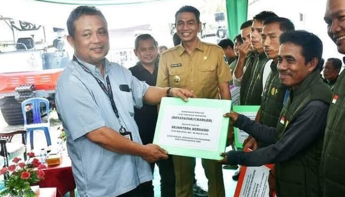 Bupati Batang Hari Serahkan 14 Unit Alsintan Crawler kepada Kelompok Tani dalam Temu Teknis Petani 2025