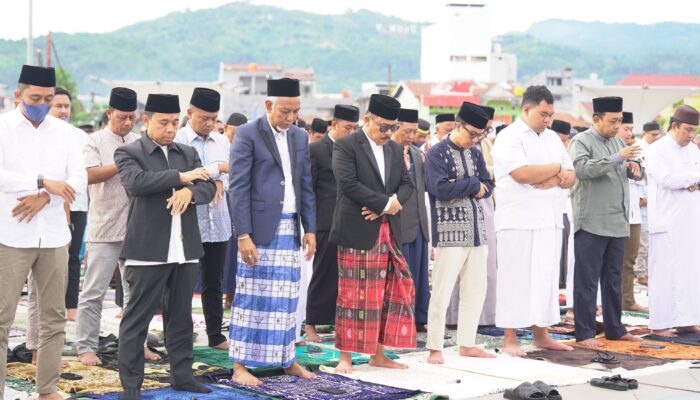 Gubernur dan Wagub Sulbar Sholat Idul Adha di Anjungan Pantai Manakarra Mamuju
