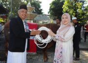 Ketua TP PKK Tulungagung Serahkan Sapi Kurban Gubernur Jatim di Masjid Al Munawwar