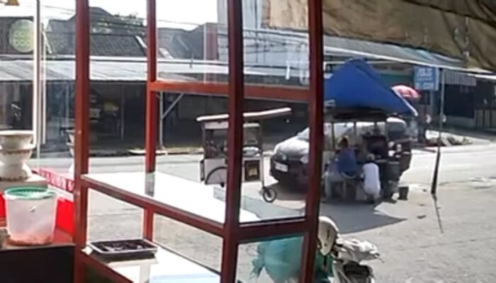 Gerobak Pedagang Gorengan dan Siomay Ringsek Ditabrak Mobil