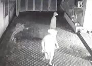 Ngeri! Curanmor Bercelurit di Palembang Terekam CCTV Gasak 2 Unit Motor