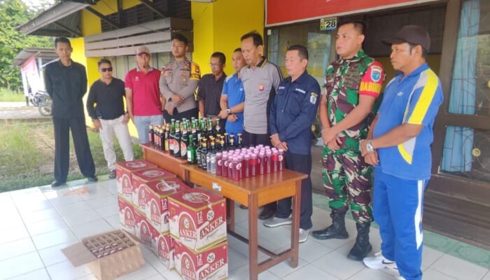 187 Botol Miras Hasil Razia Dimusnahkan, Penjual Disanksi Hukuman Adat