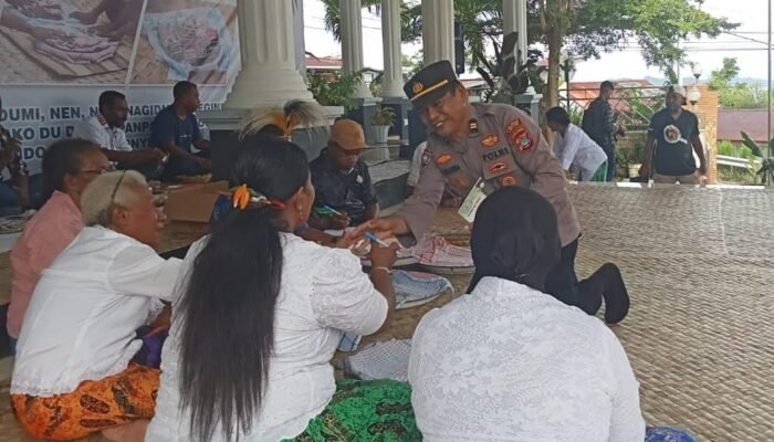 Polres Fakfak Hadiri Wewowo Temu Raya GSM III Setanah Papua