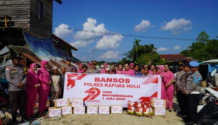 Hari Bhayangkara ke-79, Polres Kapuas Hulu Berbagi Bantuan Sosial Untuk Masyarakat