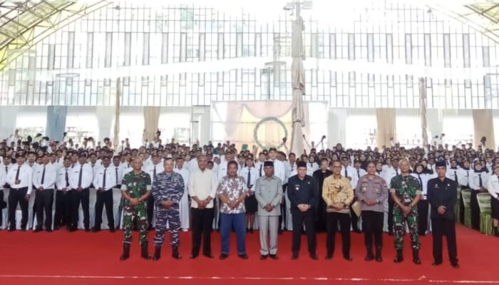 Bupati Fakfak Serahkan 794 SK CPNS dan PPP Formasi 2024