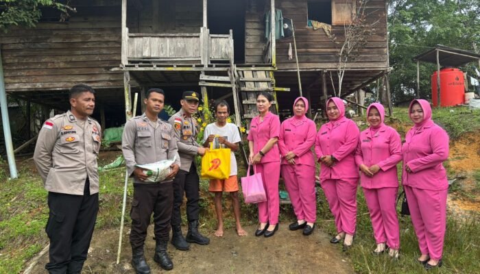 Polsek Silat Hilir Berbagi Kasih: 15 Paket Bansos Disalurkan dalam Rangka Hari Bhayangkara ke-79