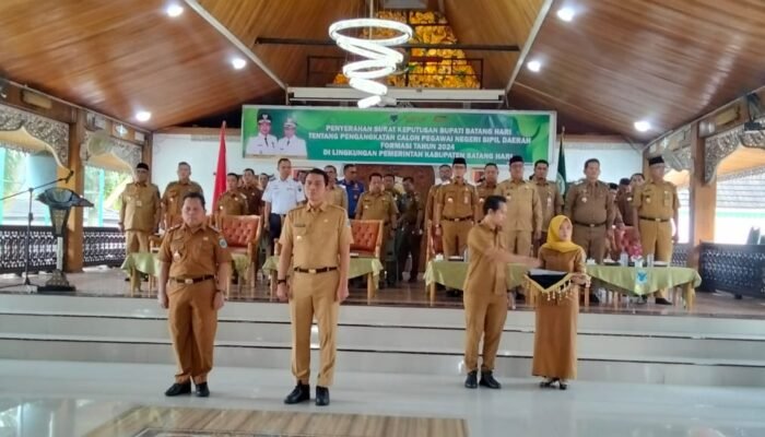 Bupati Fadhil Serahkan 96 SK CPNSD Kabupaten Batang Hari 2024