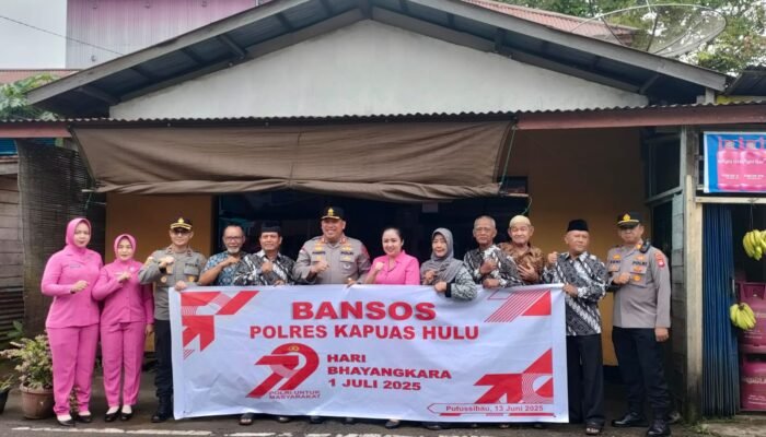 Hari Bhayangkara ke-79, Polres Kapuas Hulu Salurkan 60 Paket Bansos untuk Purnawirawan dan Warakawuri