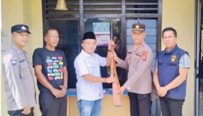 Polsek Purwodadi Terima Penyerahan Senpira Laras Panjang Jenis Kecepek dari Kades Sadar Karya