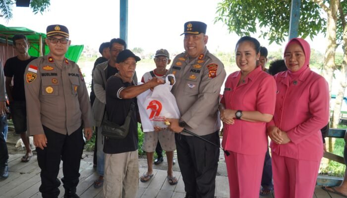 Polres Kapuas Hulu Bagikan Bansos Kepada Masyarakat Kurang Mampu