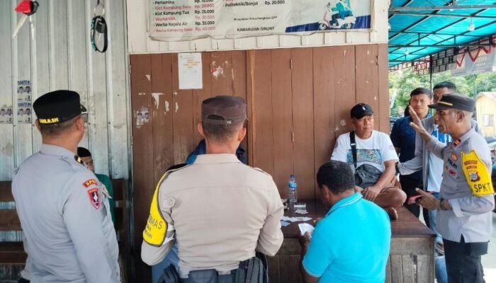 Polres Fakfak Sosialisasi Layananan Kepolisian dan Bagi Stiker Kepada Masyarakat