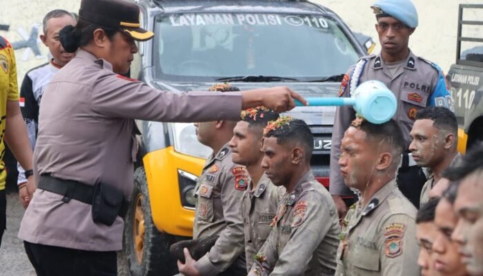 Polres Fakfak Gelar Tradisi Sambut 28 Bintara Baru