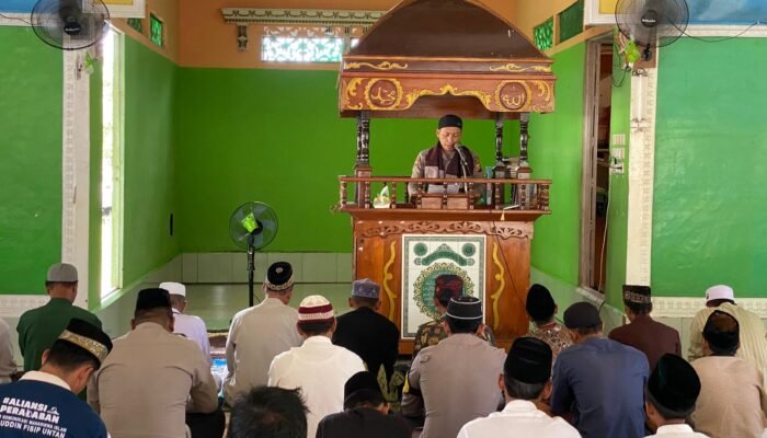 Kapolsek Boyan Tanjung Imami Sholat Jumat