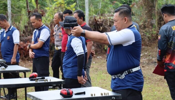 Personel Polres Kapuas Hulu Asah Kemampuan Menembak di Bawah Pimpinan Kapolres