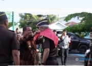 Kajati Sumut Disambut Hangat di Tanah Karo, Bupati Antonius Ginting Sematkan “Beka Buluh”