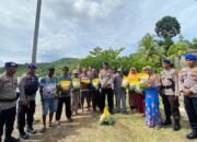 Polres Fakfak Salurkan Bansos Untuk Nelayan Pulau Panjang Jelang Hari Bhayangkara