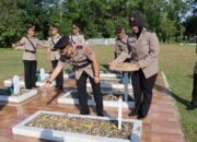 HUT Bhayangkara ke – 79, Jajaran Polres Kapuas Hulu Tabur Bunga di TMP Manalo Mara Juang Putussibau