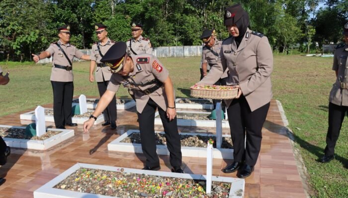 HUT Bhayangkara ke – 79, Jajaran Polres Kapuas Hulu Tabur Bunga di TMP Manalo Mara Juang Putussibau