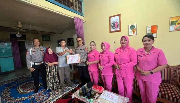 Polsek Kalis dan Bhayangkari Salurkan Bansos untuk Warga dalam Rangka Hari Bhayangkara ke-79