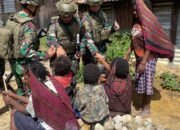 Diantara Kabut dan Kemanusiaan, Ini yang Dilakukan TNI Berbagi Bahagia di Walaik