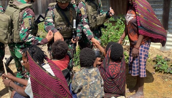 Diantara Kabut dan Kemanusiaan, Ini yang Dilakukan TNI Berbagi Bahagia di Walaik