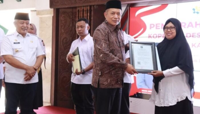 Wamen Koperasi RI Serahkan SK Kopdes Merah Putih Kabupaten Malang, Begini Amanatnya