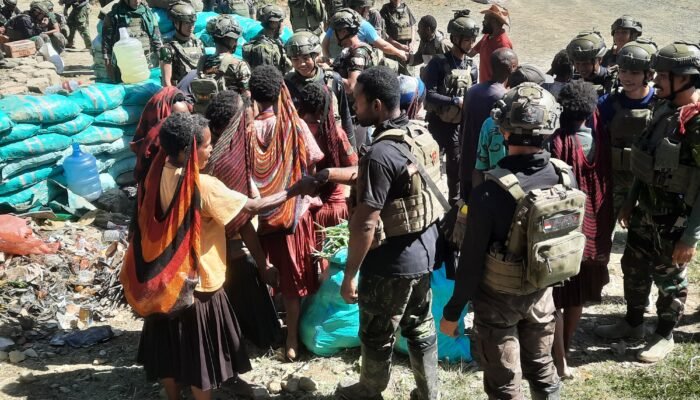 Kunjungan Satgas Yonif 644/Walet Sakti Penuh Harap