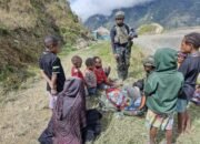 Dikesunyian Pegunungan Papua, Tangan-Tangan Prajurit Yonif 644/Wls Jadi Penawar Luka Rakyat