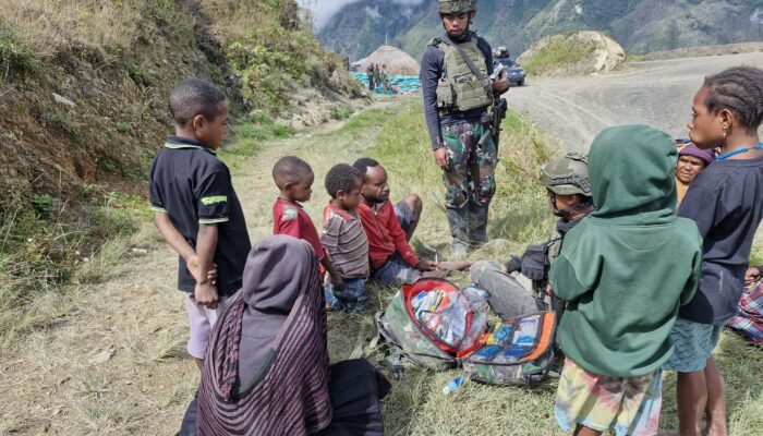Dikesunyian Pegunungan Papua, Tangan-Tangan Prajurit Yonif 644/Wls Jadi Penawar Luka Rakyat