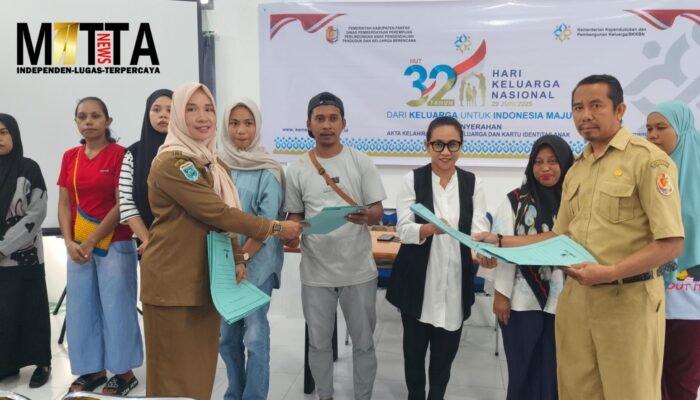 Harganas Ke-32, DP3AP2KB Fakfak Serahkan Akte Kelahiran, KK dan KIA Gratis