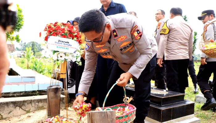Dirbintibmas Kakor Binmas Mabes Polri Ziarah dan Kunjungi Kediaman Dua Anggota yang Gugur Dalam Tugas