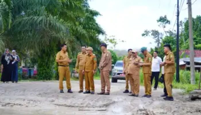 Jalan Sekayu–PALI Ditinjau Wabup Muba, Perbaikan Segera Dimulai Lewat Gotong Royong