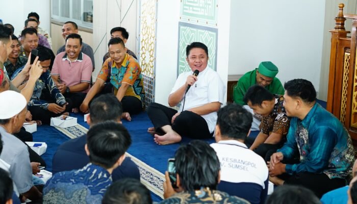 Usai Shalat Jumat Berjamaah di Kantor, Gubernur Herman Deru Dengarkan Curhat Para Pegawai