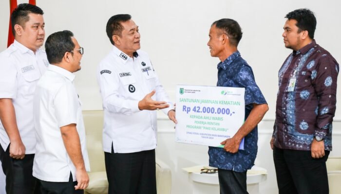 Bupati H M Toha Serahkan Santunan Jaminan Kematian kepada Ahli Waris Pekerja Rentan