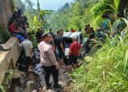 TNI-Polri dan Warga Pekalongan Bersinergi Evakuasi Mobil Pick Up yang Terperosok ke Sungai