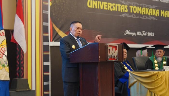 Wagub Sulbar Ingatkan Wisudawan Universitas Tomakaka Untuk Tidak Berhenti Belajar