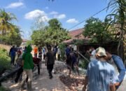 Usai Solat Jumat, Warga Desa Tebedak I Bergotong Royong Perbaiki Jalan