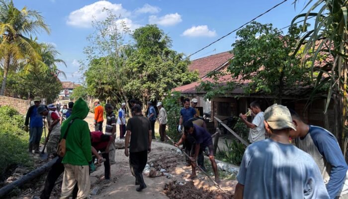Usai Solat Jumat, Warga Desa Tebedak I Bergotong Royong Perbaiki Jalan