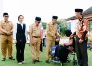 Wakil Bupati Musi Rawas H. Suprayitno Pimpin Apel Pagi dan Serahkan Bingkisan Purna Tugas PNS TMT 1 Juli 2025