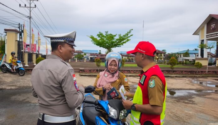 Satlantas Polres Kapuas Hulu Gelar Sosialisasi dan Pembagian Brosur
