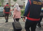 Usai Geledah Rumah Alex Noerdin Selama 4 Jam Tim Pidsus Berhasil Amankan Beberapa Bundel Berkas dan Koper